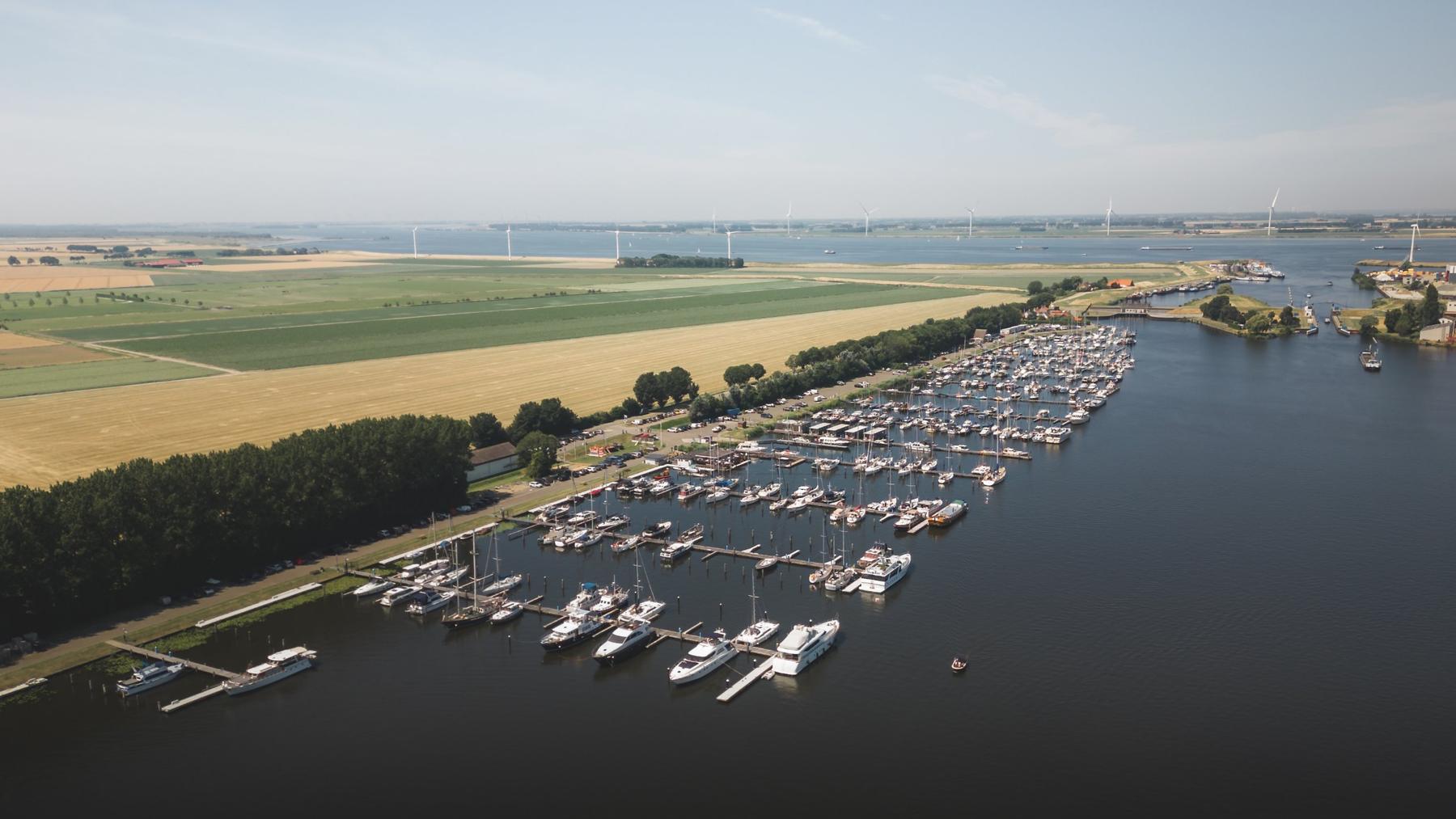 Luchtfoto van Jachthaven Waterkant aan het Dintelse Sas, met het Volkerak op de achtergrond
