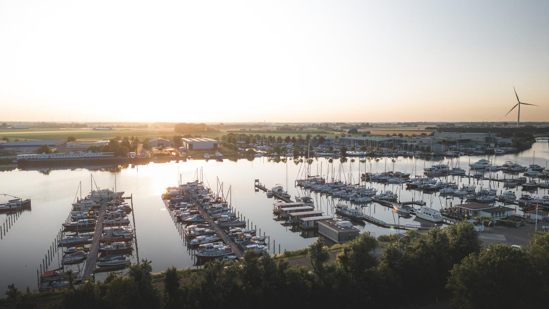De haven bij zonsopkomst, met de houseboats en de passantensteiger
