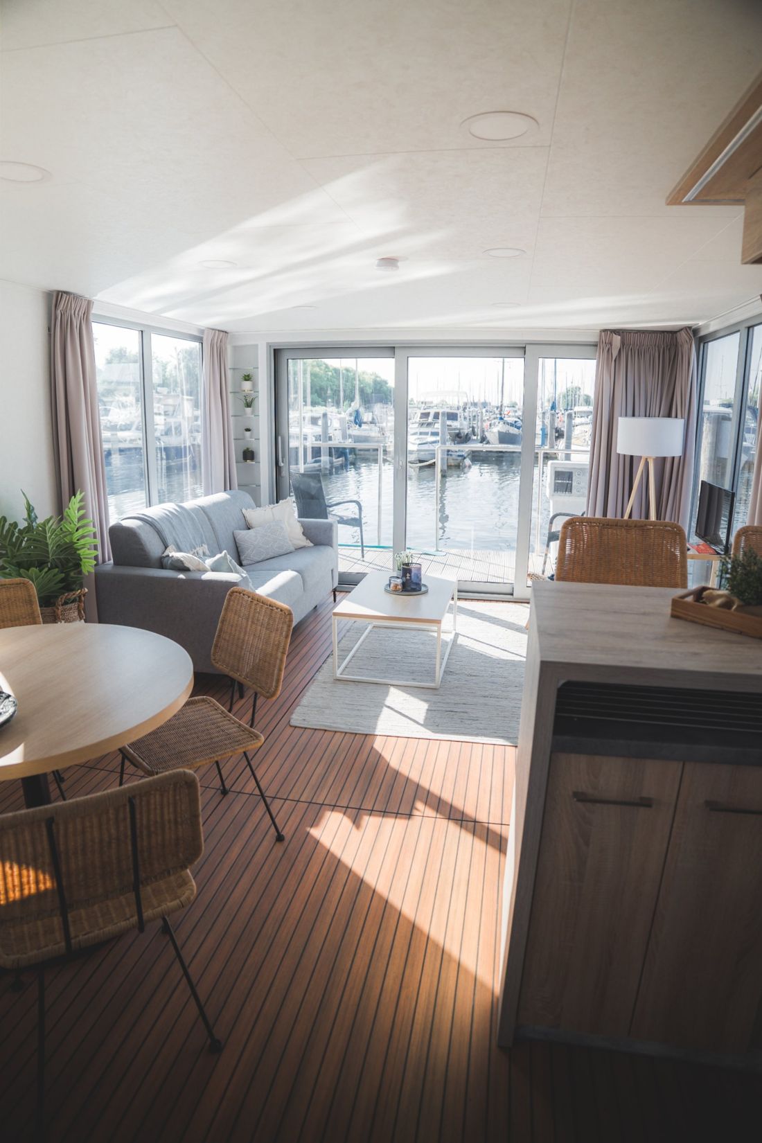 Essecke und Wohnzimmer des Hausboots