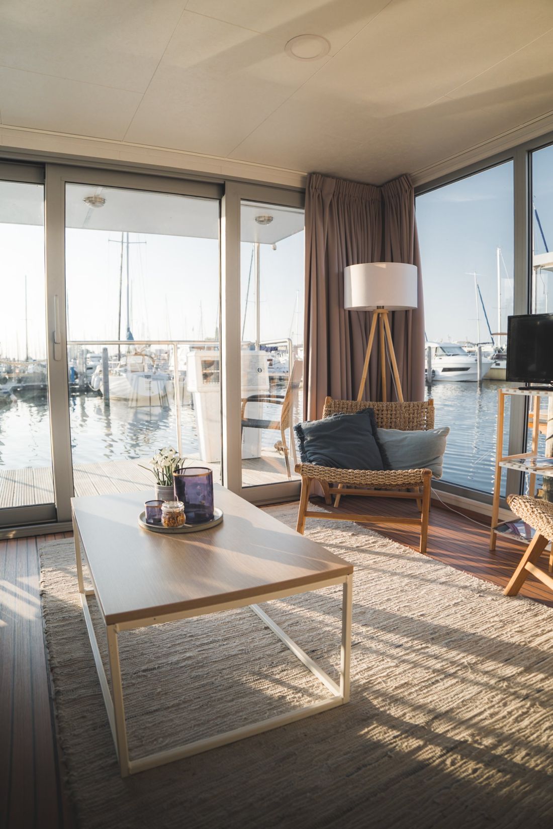 Sitzecke mit Blick auf die Boote im Hafen