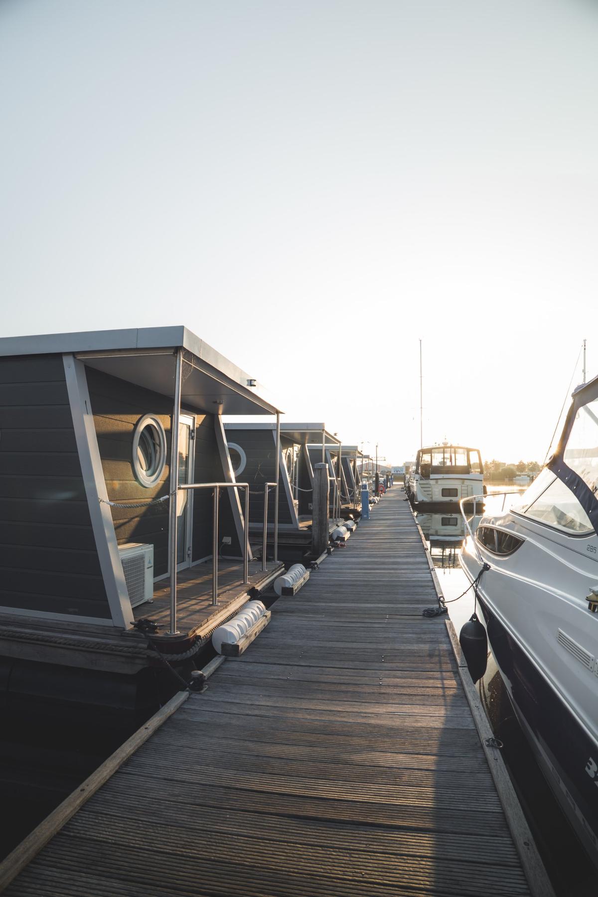 Houseboats langs de loopsteiger bij zonsopkomst