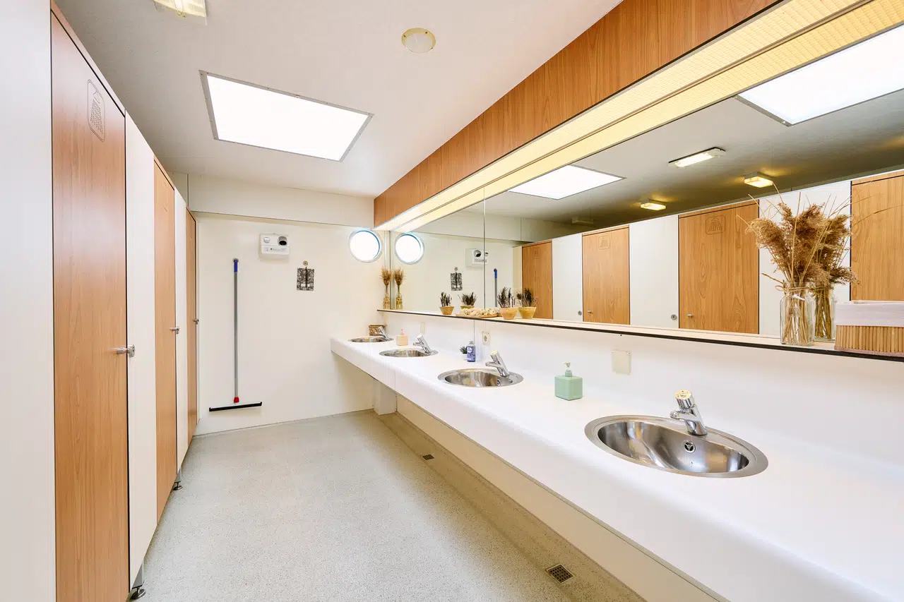 Het sanitairgebouw met wastafels en douches