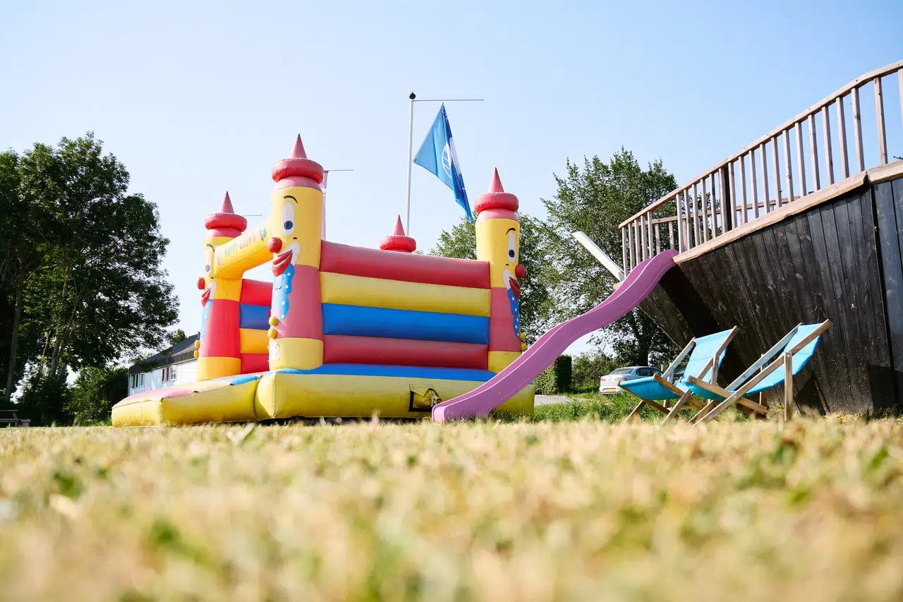 Speeltuin met springkussen en piratenschip