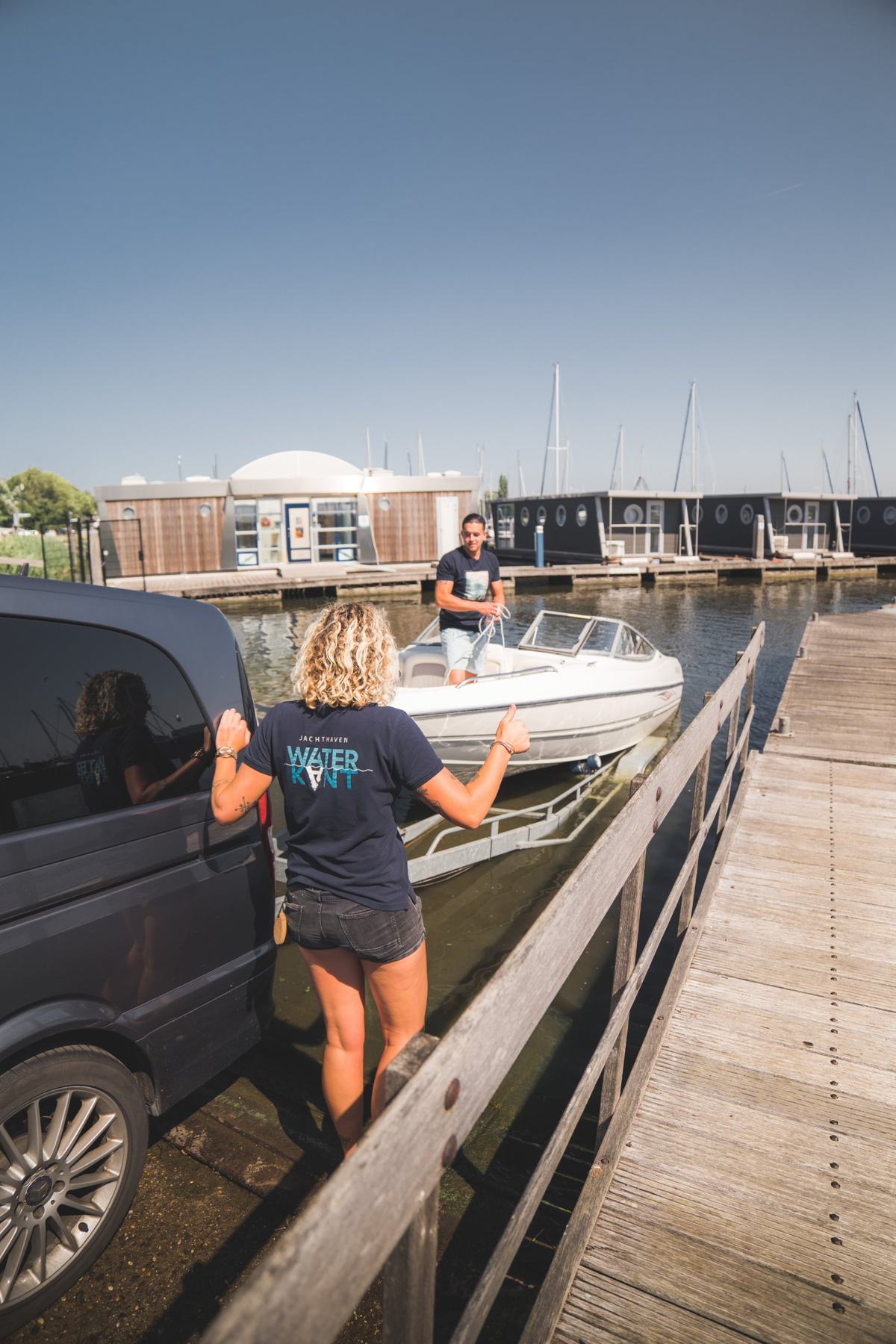 Boot te water laten bij de trailerhelling