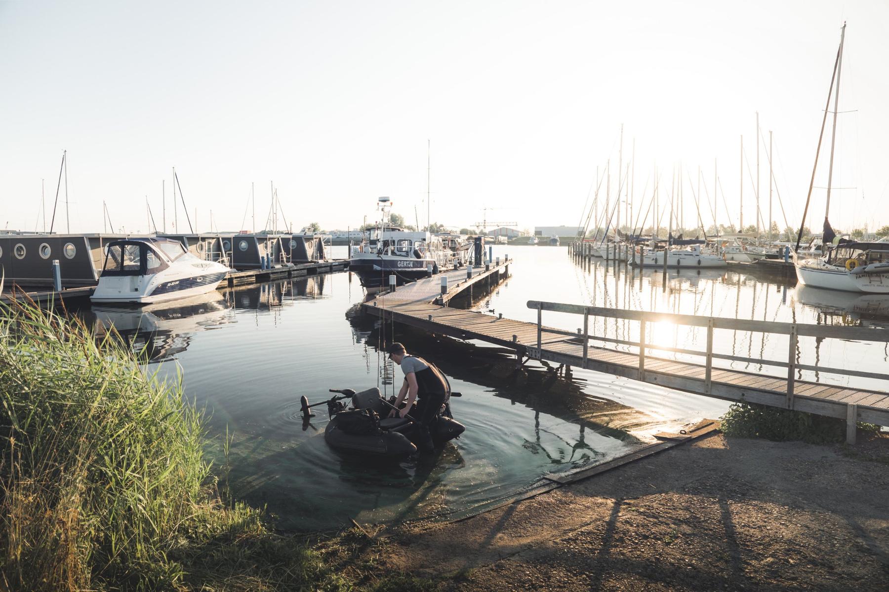Een bootje wordt te water gelaten bij de trailerhelling