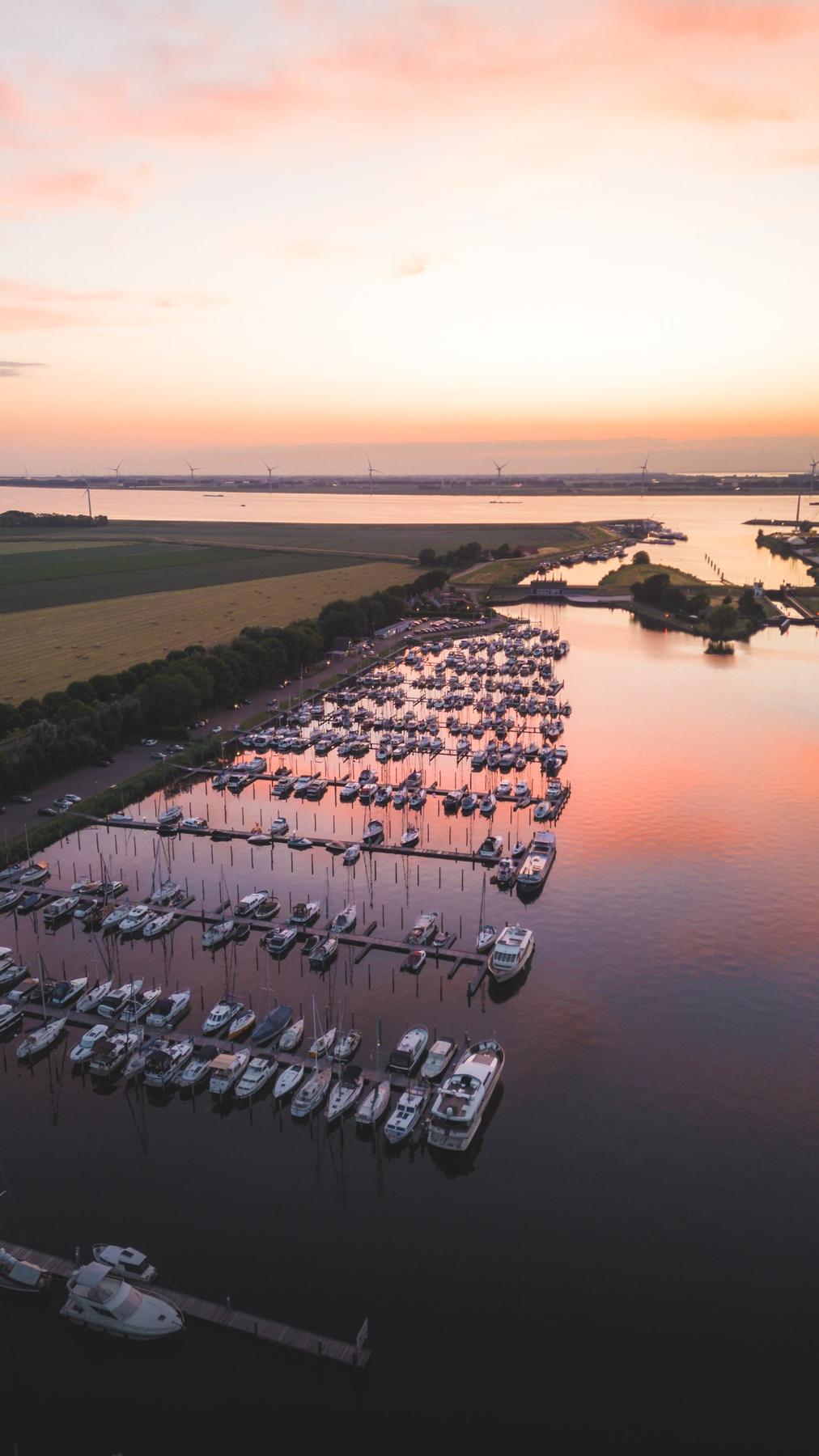 Zonsondergang boven de haven en het Volkerak