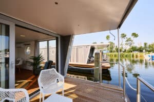 Houseboat rental